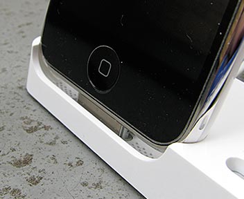 091122_iphone_dock_with_bluetooth_headset02.jpg