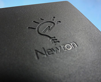 Newtonのロゴ入り乾電池ケース