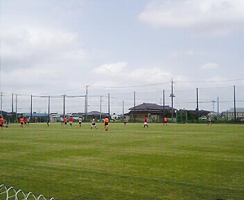 しらこばと運動公園でサッカー